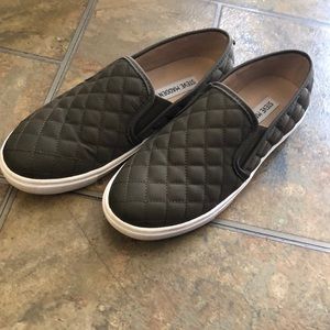 ⭐️Olive Green Steve Madden Slip On Shoes⭐️